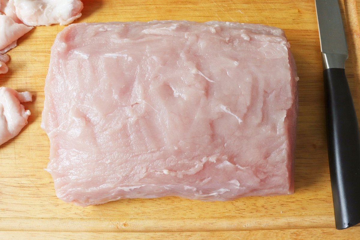 Limpiar la carne de cerdo de grasa para el lomo de orza