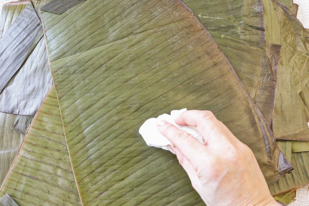 Limpiar las hojas de plátano de los tamales colombianos