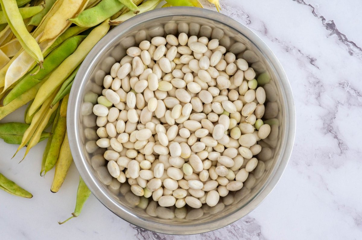 Limpiar las pochas para hacerlas con codorniz
