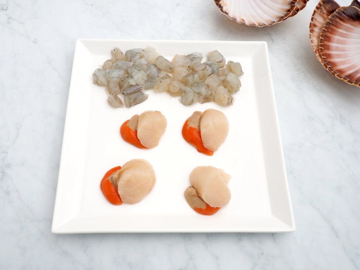 Limpiar las vieiras y los langostinos