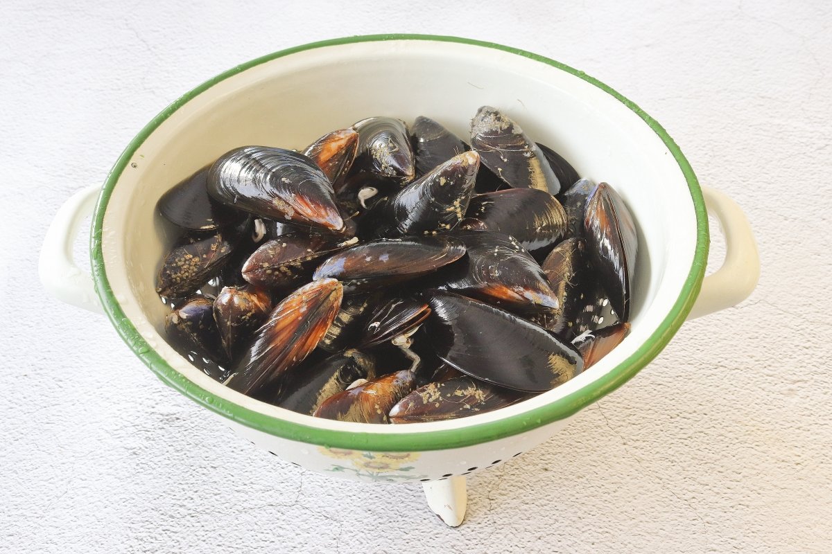 Limpiar los mejillones para la crema