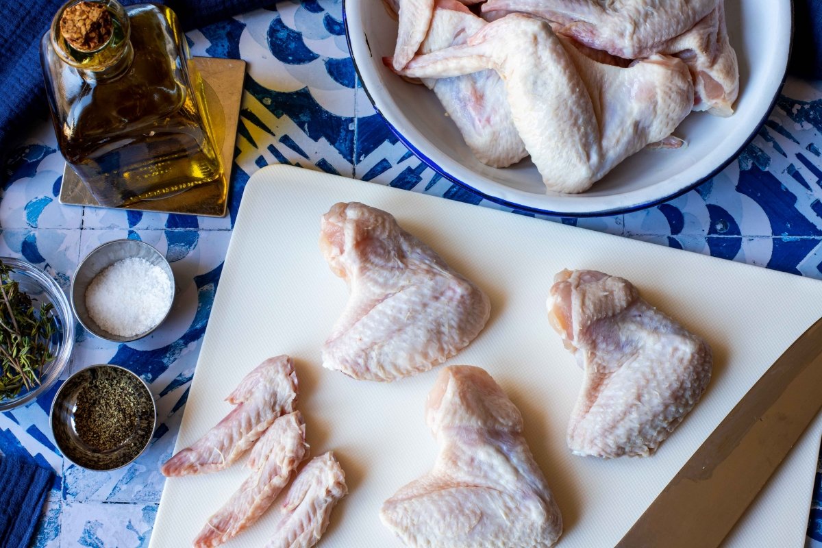 Limpiar y cortar las alitas de pollo para hacerlas al horno crujientes