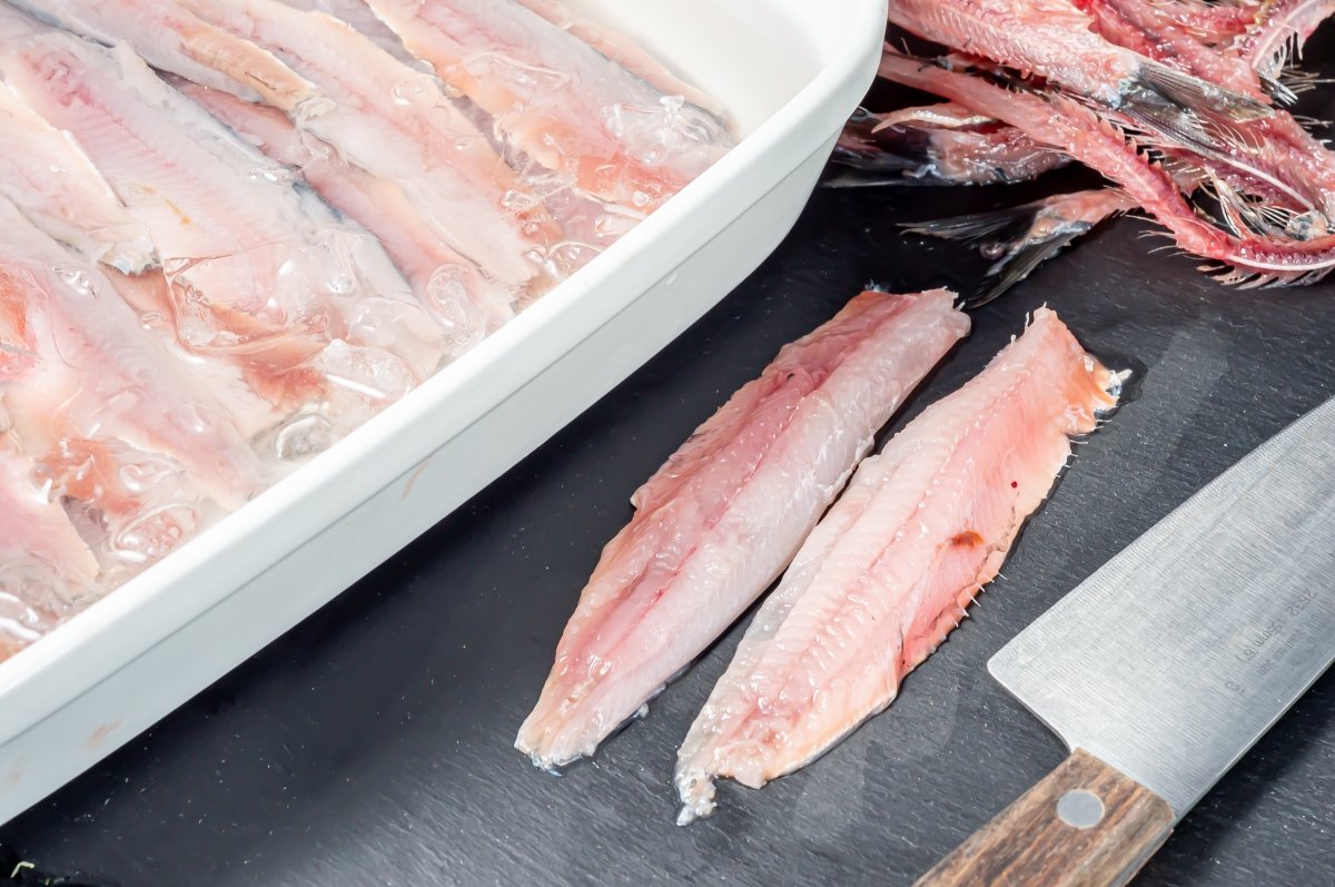 Limpiar y filetear las sardinas para marinarlas