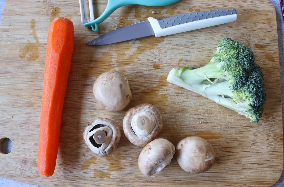 Limpiar y pelar las verduras para los fideos soba con verduras