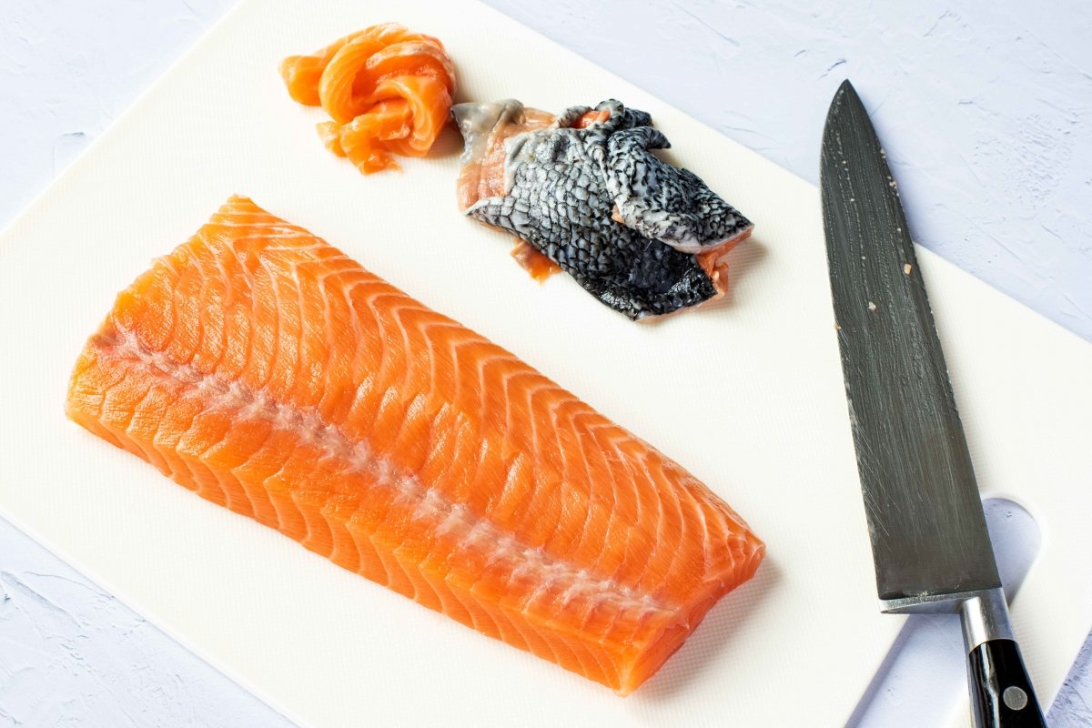 Limpiar y recortar el lomo de salmón para hacer el sashimi