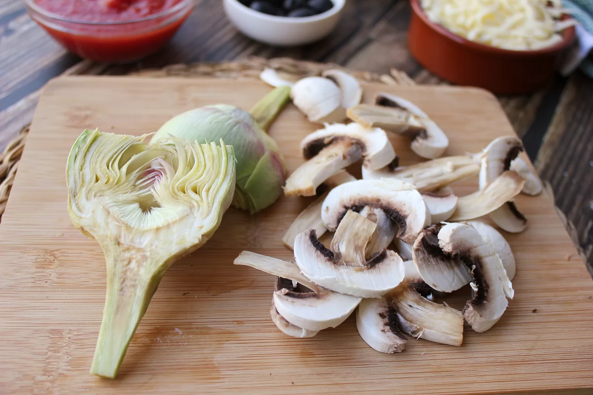 Limpieza y troceado de la alcachofa y los champiñones para la pizza caprichosa