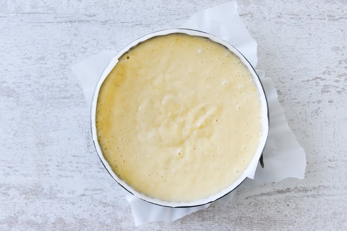 Llenamos el molde con la masa del bizcocho de leche caliente