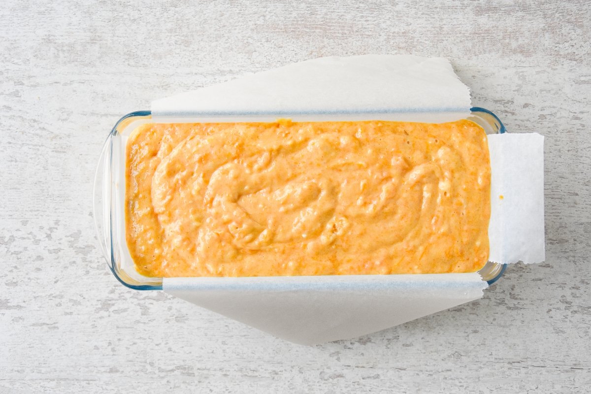 Llenamos el molde con la mezcla del bizcocho de boniato