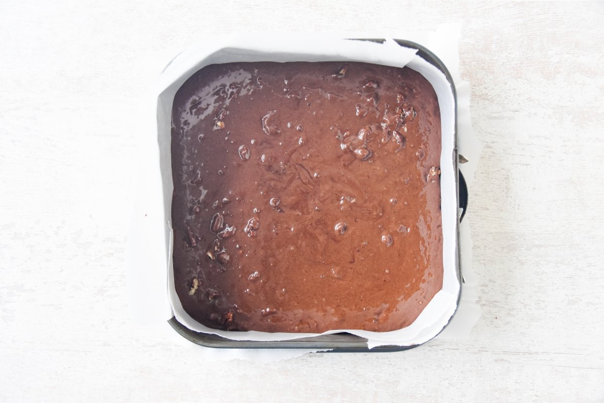 Llenamos el molde con la mezcla del brownie de plátano