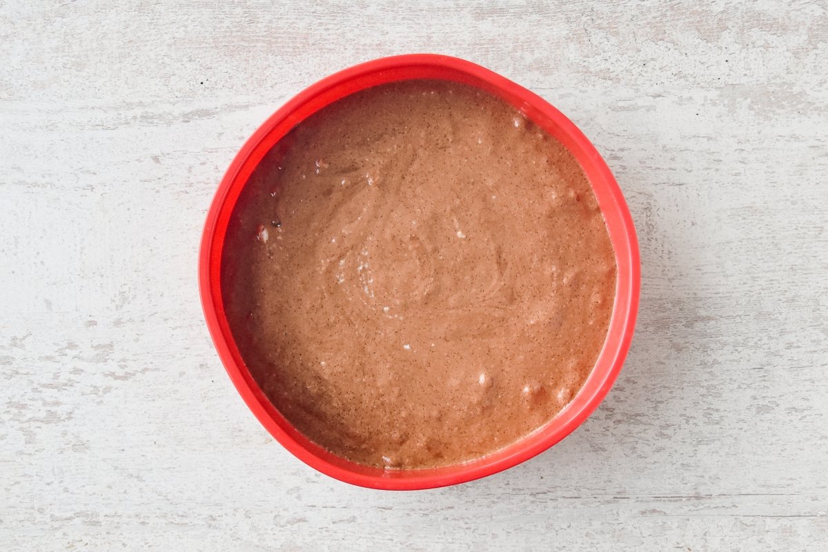 Llenamos el molde con la mezcla preparada de chocolate