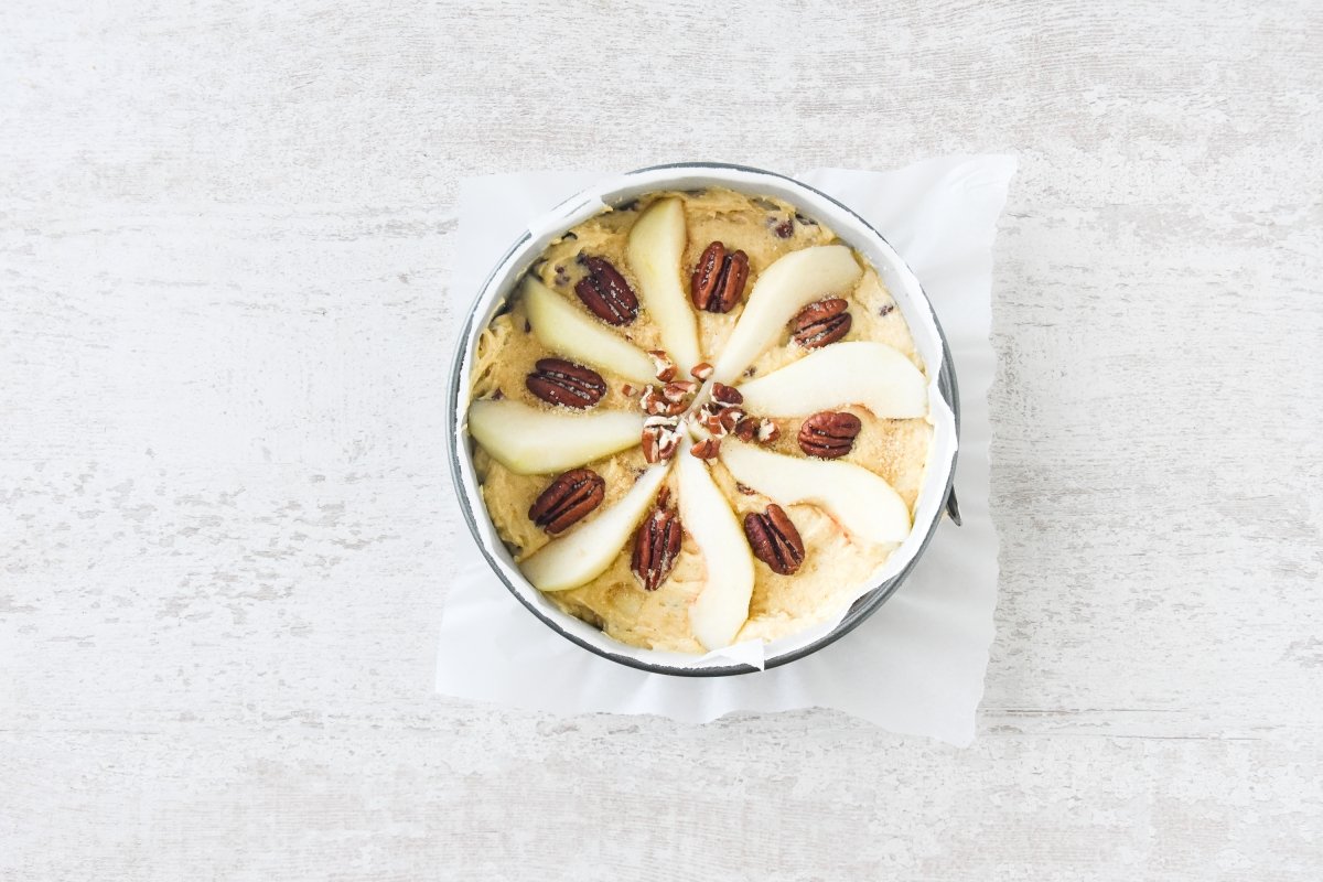 Llenamos el molde y decoramos con las peras y las nueces