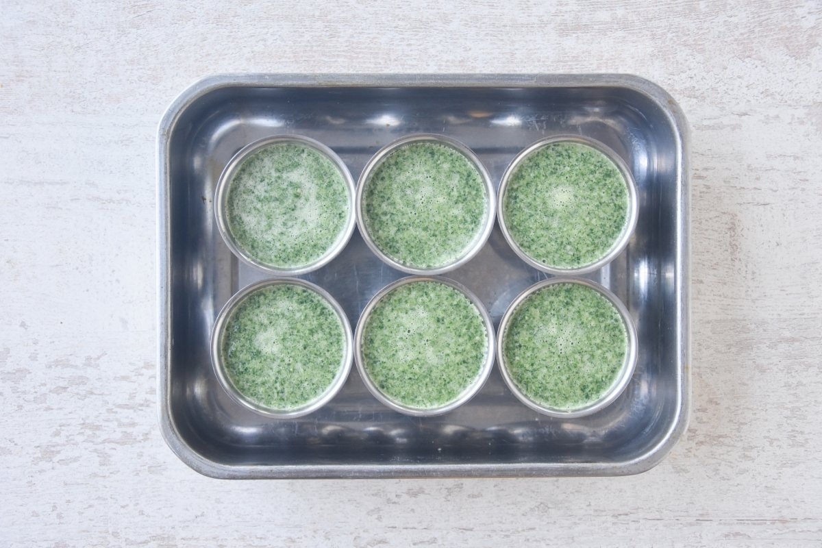 Llenamos los moldes con la mezcla del flan de espinacas