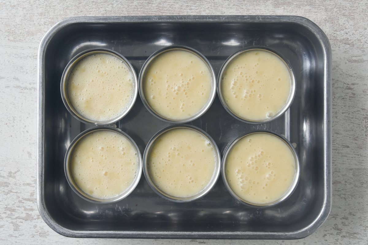 Llenamos los moldes con la preparación del flan de piña