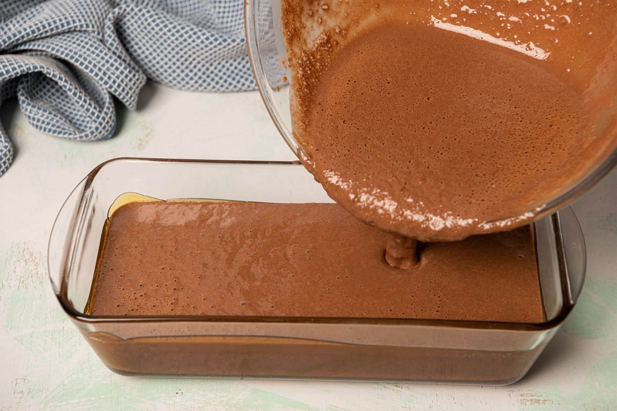 Llenando el molde con la mezcla de pudin de chocolate
