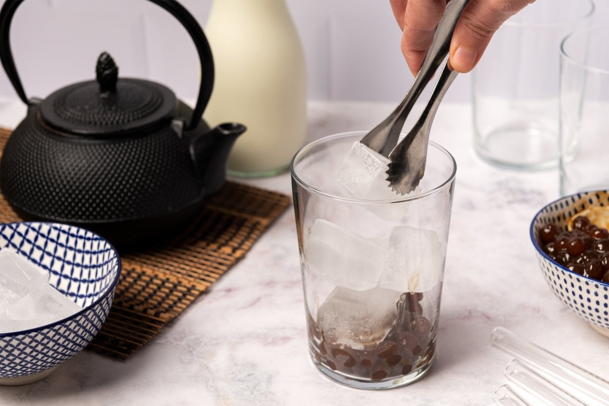 Llenando el vaso de hielo para el bubble tea o té de burbujas