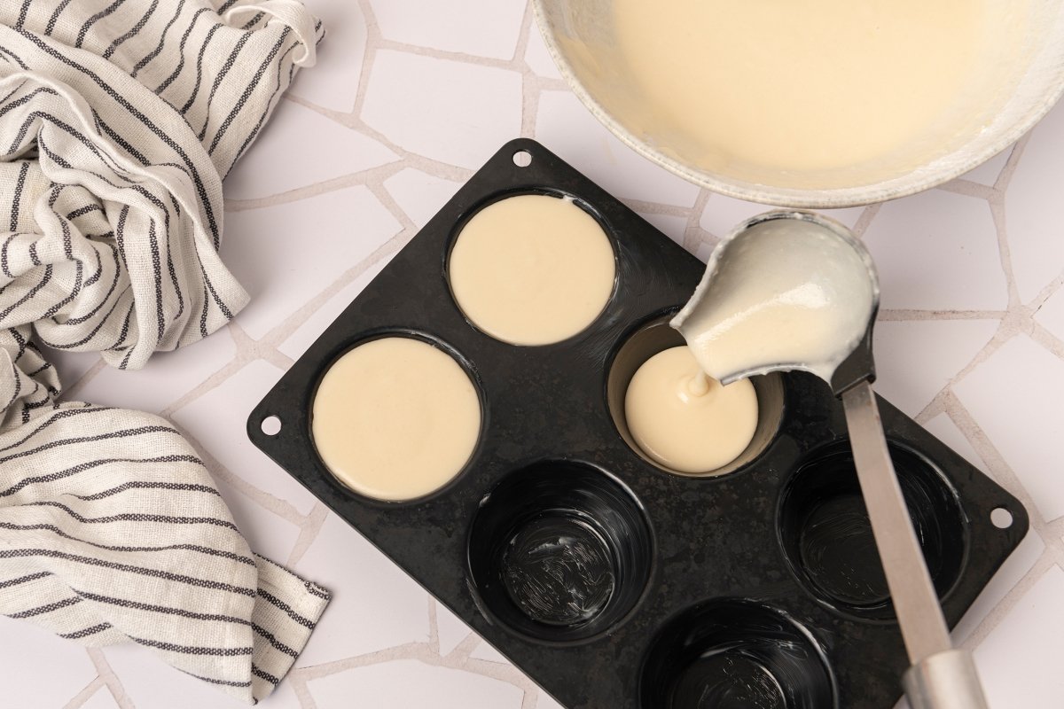 Llenando los moldes para hacer pastel de arroz al vapor