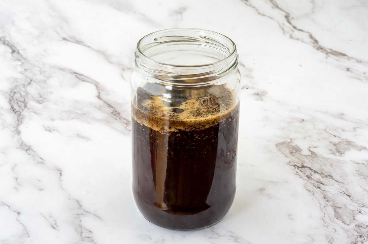 Llenar con agua el recipiente de infusión del cold brew