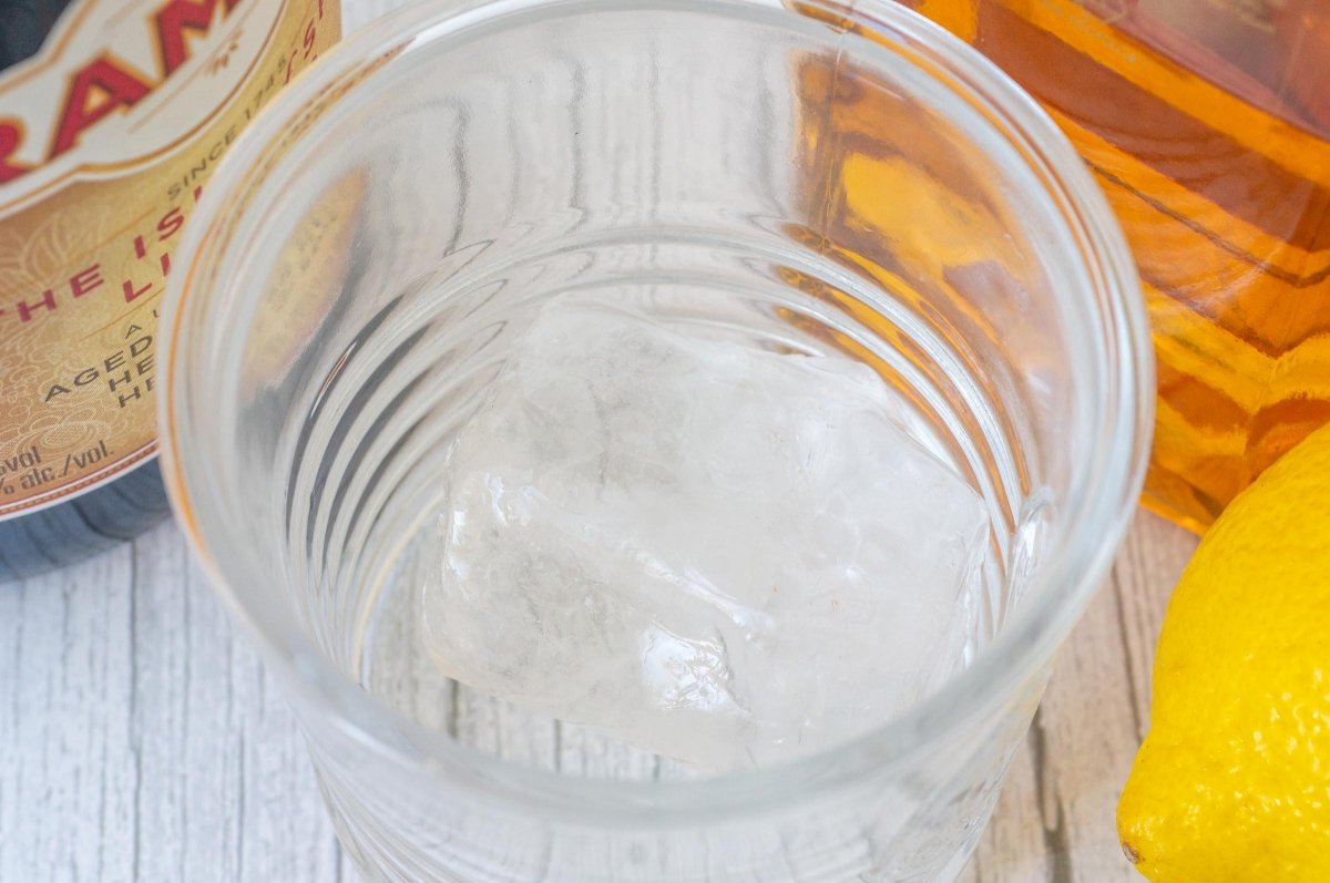 Llenar con hielo el vaso del rusty nail