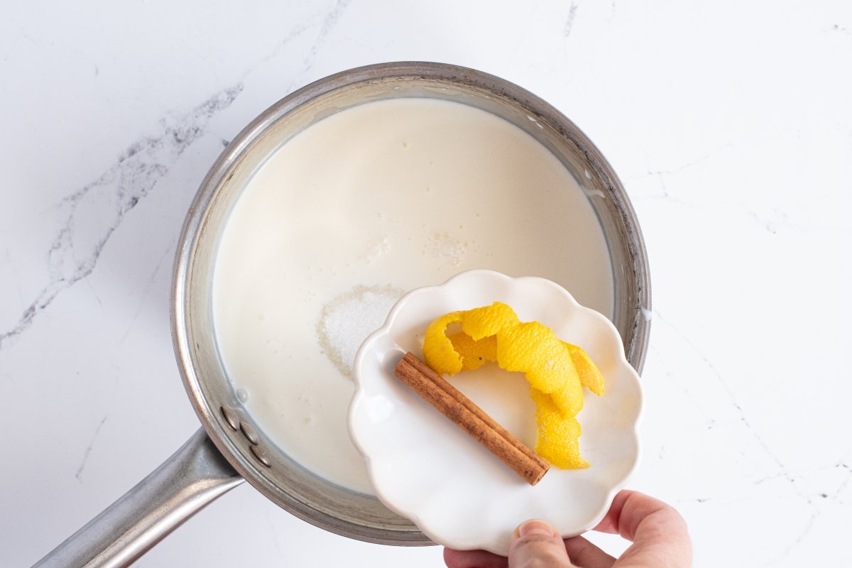Llevamos a ebullición la leche para el helado