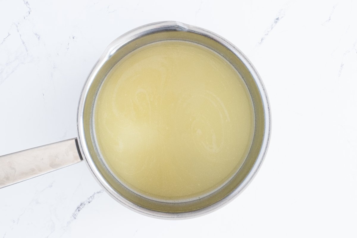 Llevamos a ebullición la mantequilla y el agua