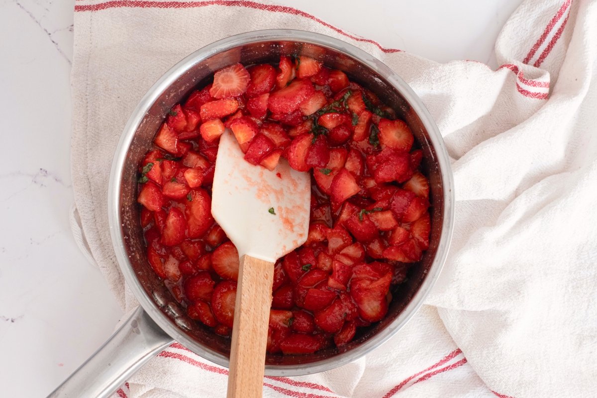 Llevamos a ebullición la mermelada de fresas y albahaca