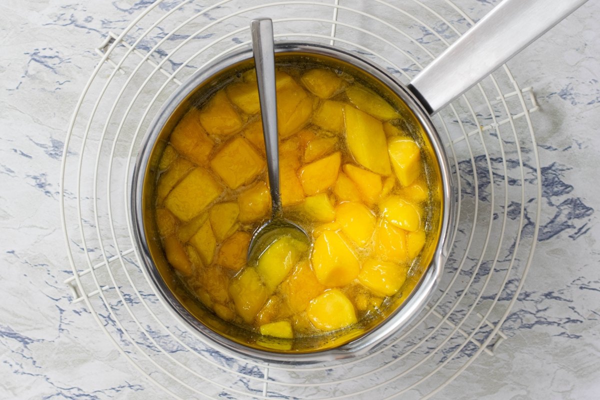 Bring the mango jam to a boil