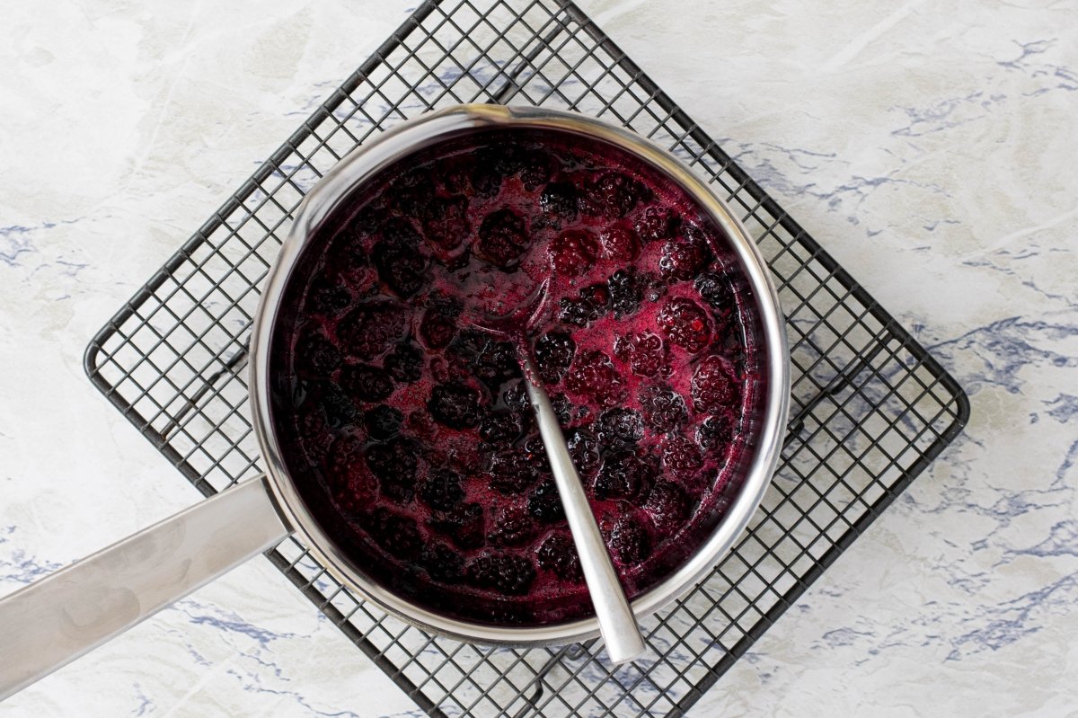 Bring the blackberry jam to a boil