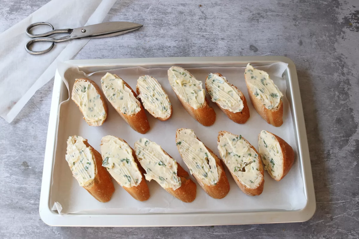 Llevar a bandeja de horno pan de ajo