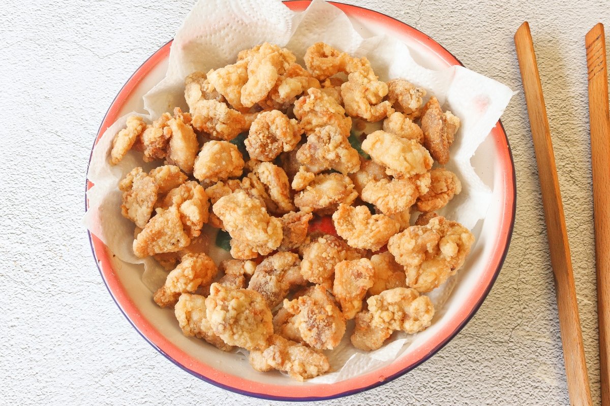 Llevar a papel absorbente el pollo frito del general Tso