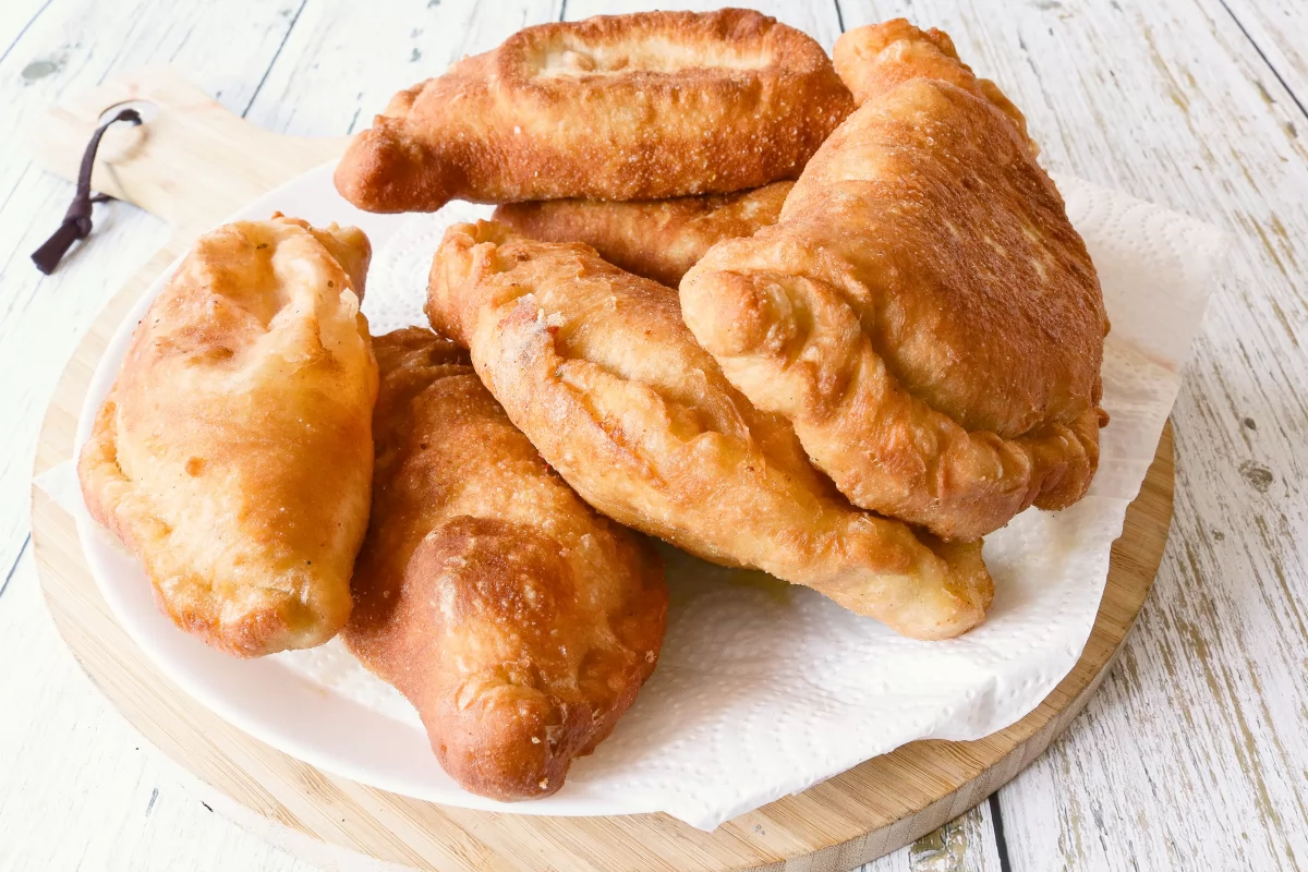 llevar a papel absorbente los panzerotti de tomate y mozzarella