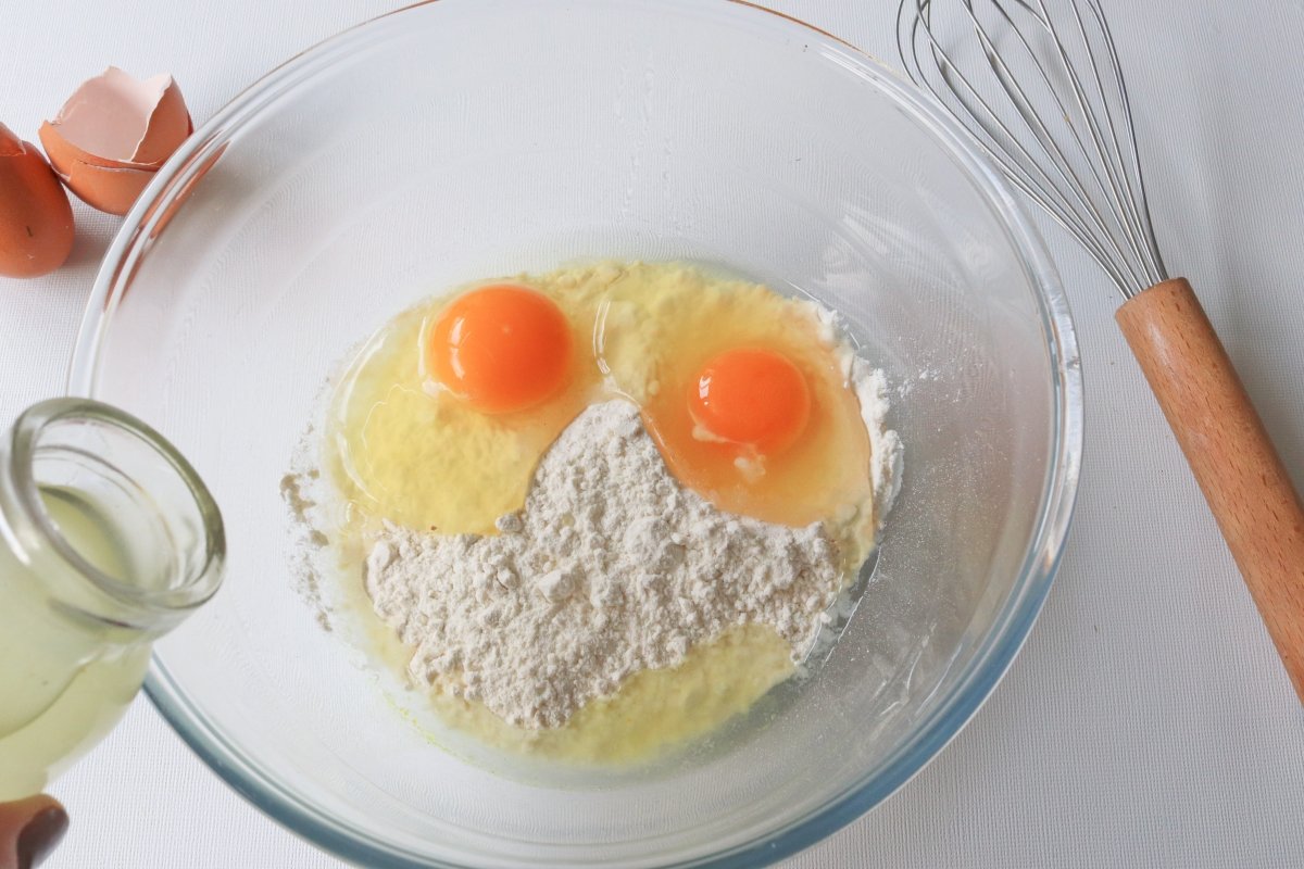 Llevar a un bol la harina, el huevo y el caldo de la okonomiyaki