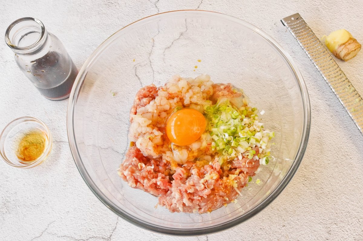Llevar a un bol todos los ingredientes del relleno de los wan tuns para hacer la sopa