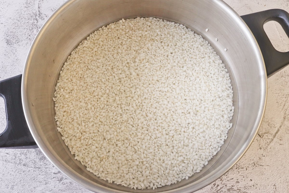 Llevar a una olla el arroz para el onigiri