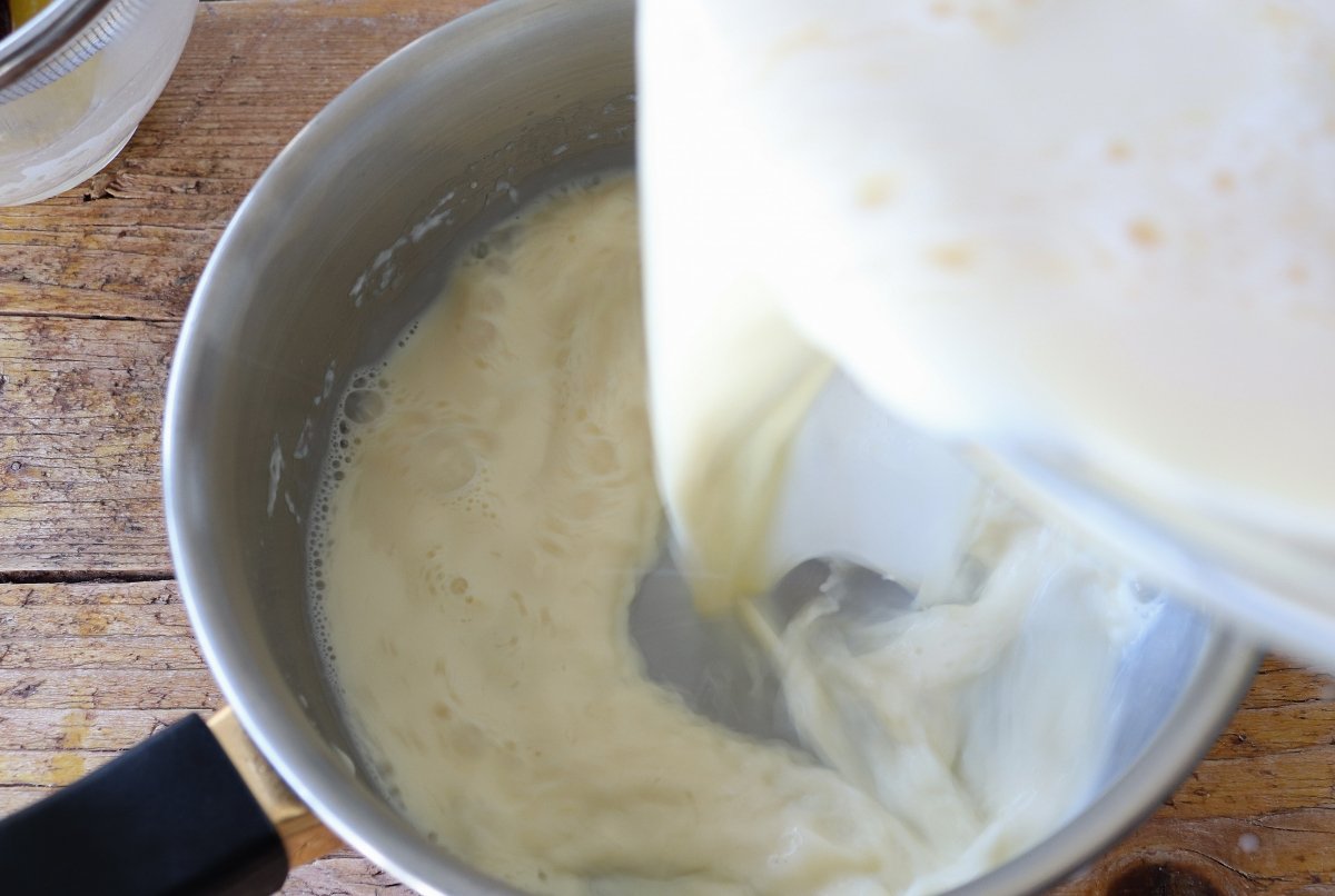 On le met dans la casserole pour cuire la crème pâtissière.