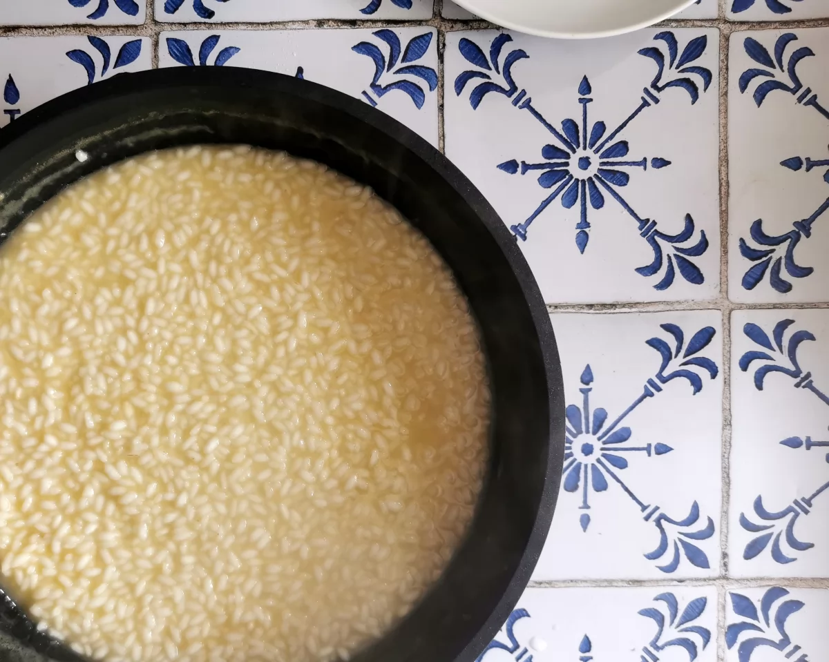 Llevar el risotto a cocción con el caldo *