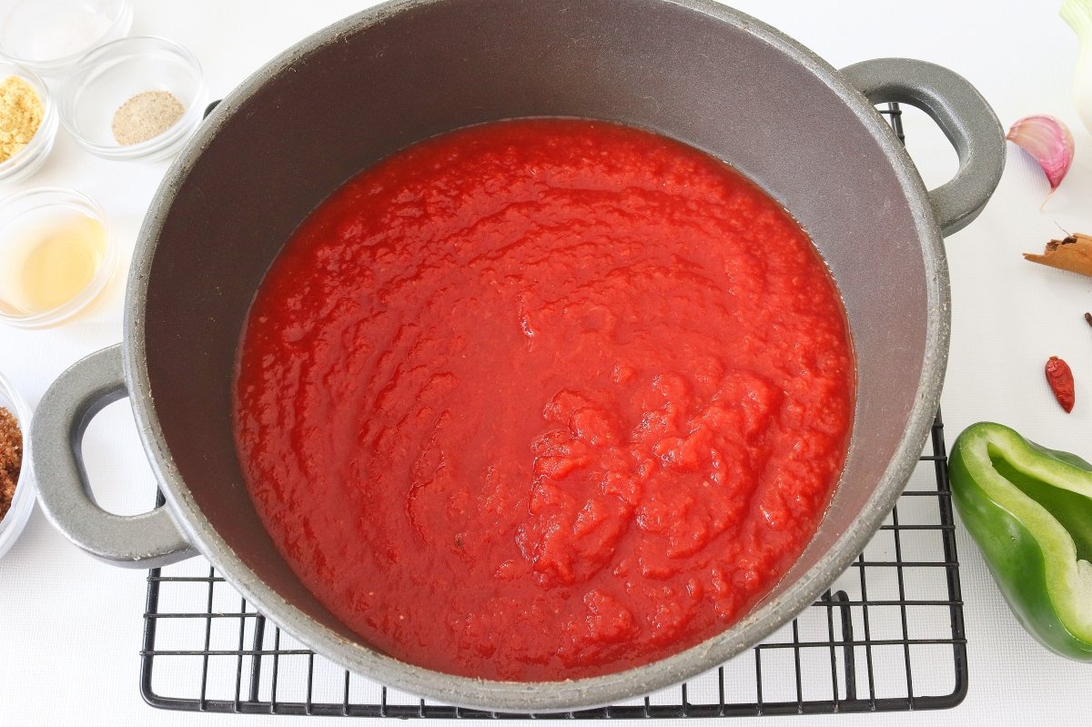 Llevar el tomate triturado a un cazo para la salsa kétchup