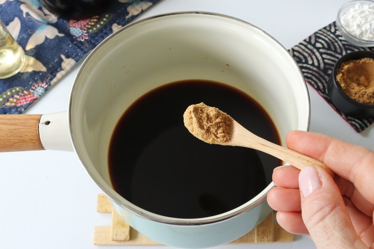 Llevar la soja, mirin y jengibre a un cazo para la salsa teriyaki