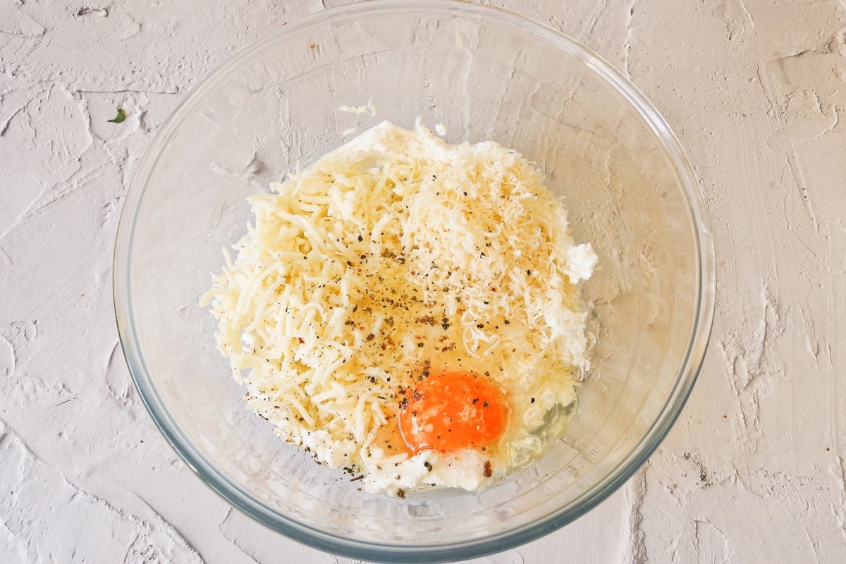 Llevar los ingredientes del relleno de los manicotti a un bol