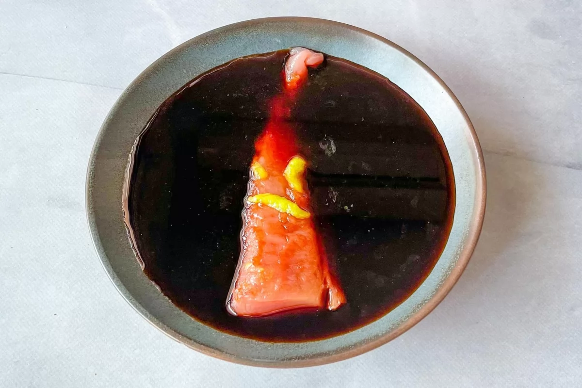 Tataki de bonito 3 Lomo de bonito marinando como tataki