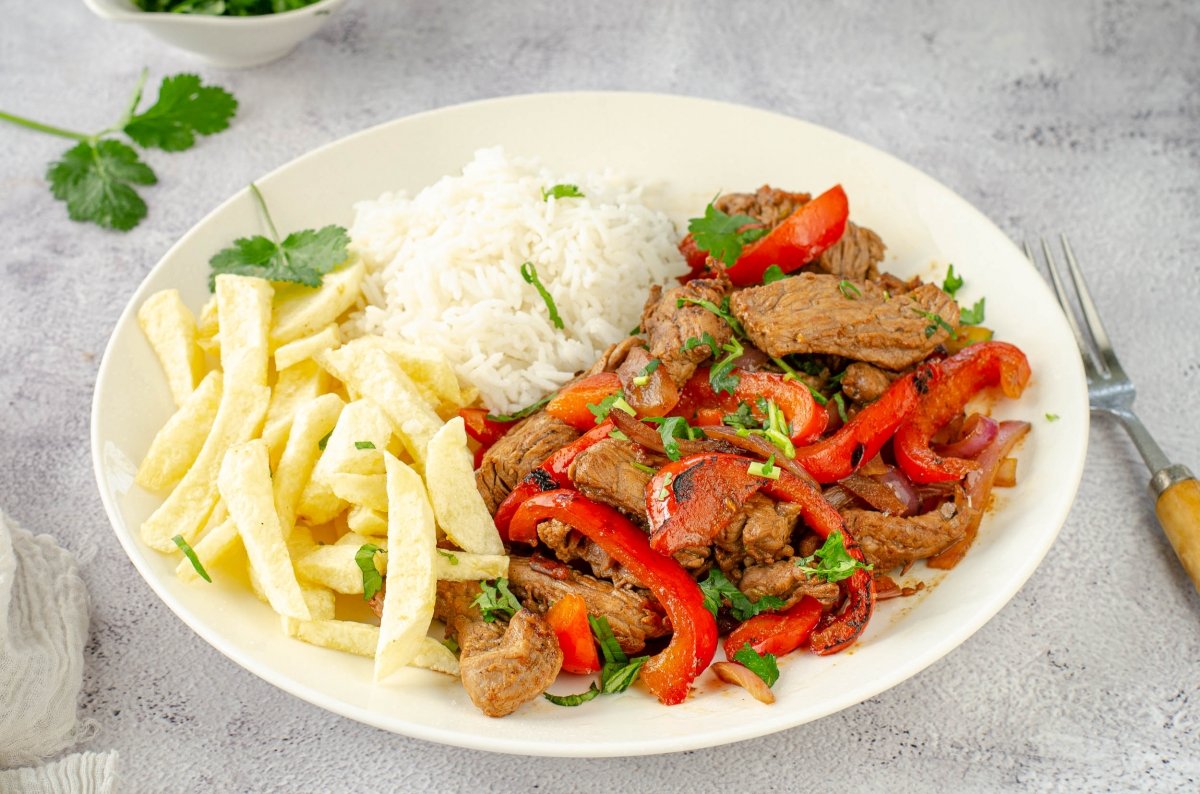 Lomo saltado, auténtica y sencilla receta peruana para cocinar en casa