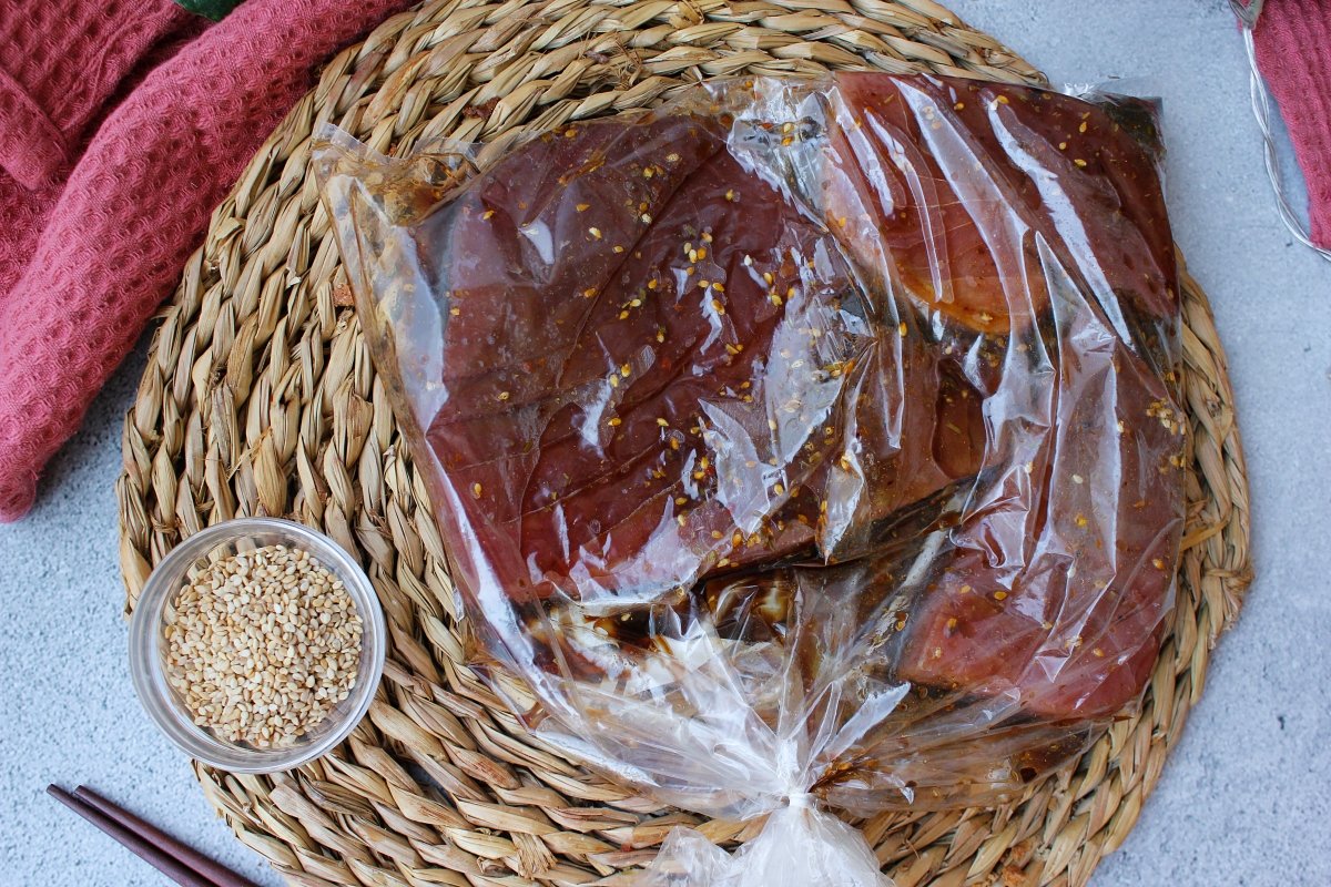 Lomos de atún durante su marinado con salsa de soja