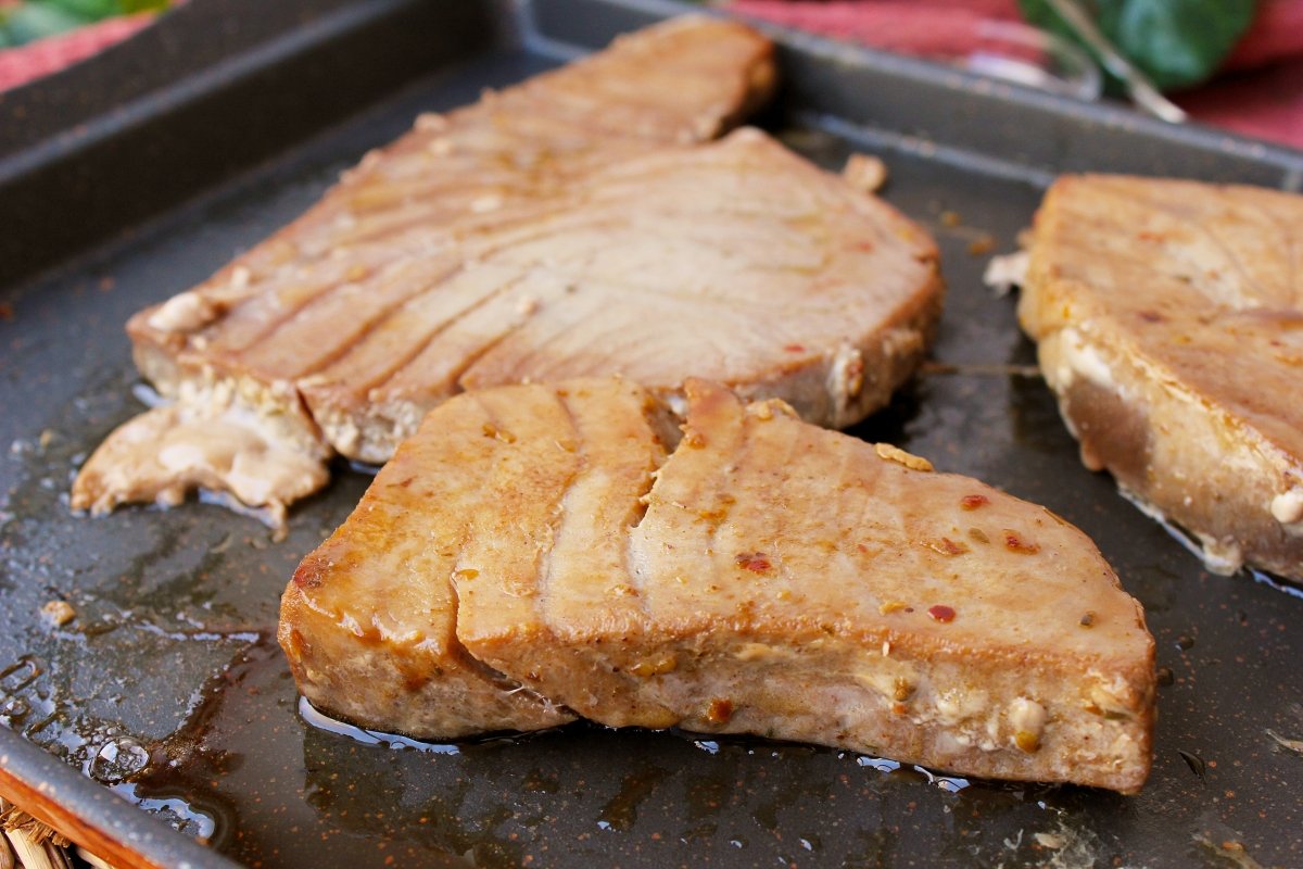 Grilled soy-marinated tuna fillets