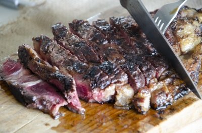 El truco de los restaurantes para que la carne quede jugosa