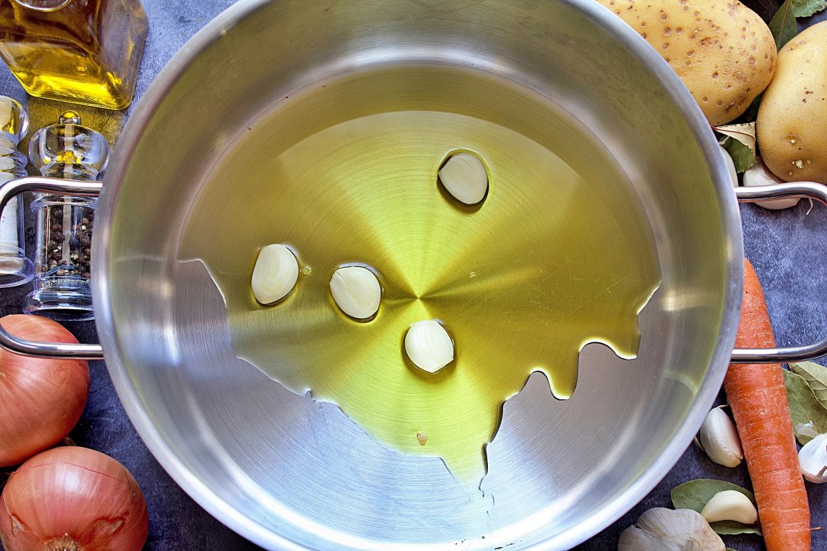 Los dientes de ajo del jarrete de cordero estofado en una olla
