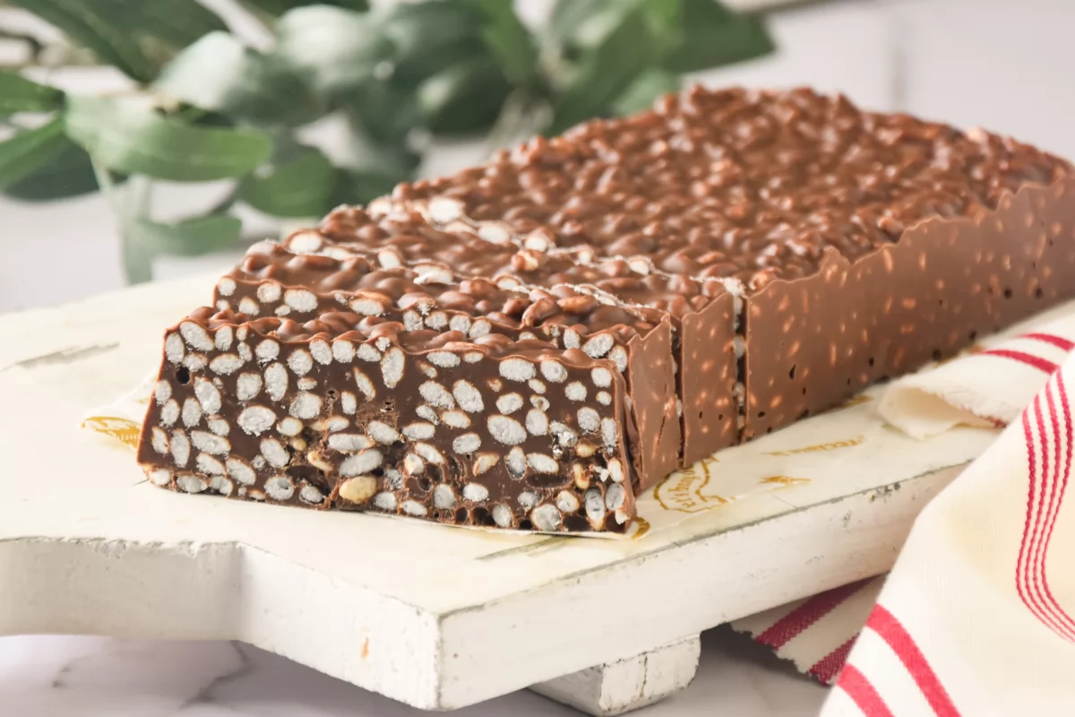 Los dos chocolates y la manteca de cerdo del turrón de chocolate en un bol