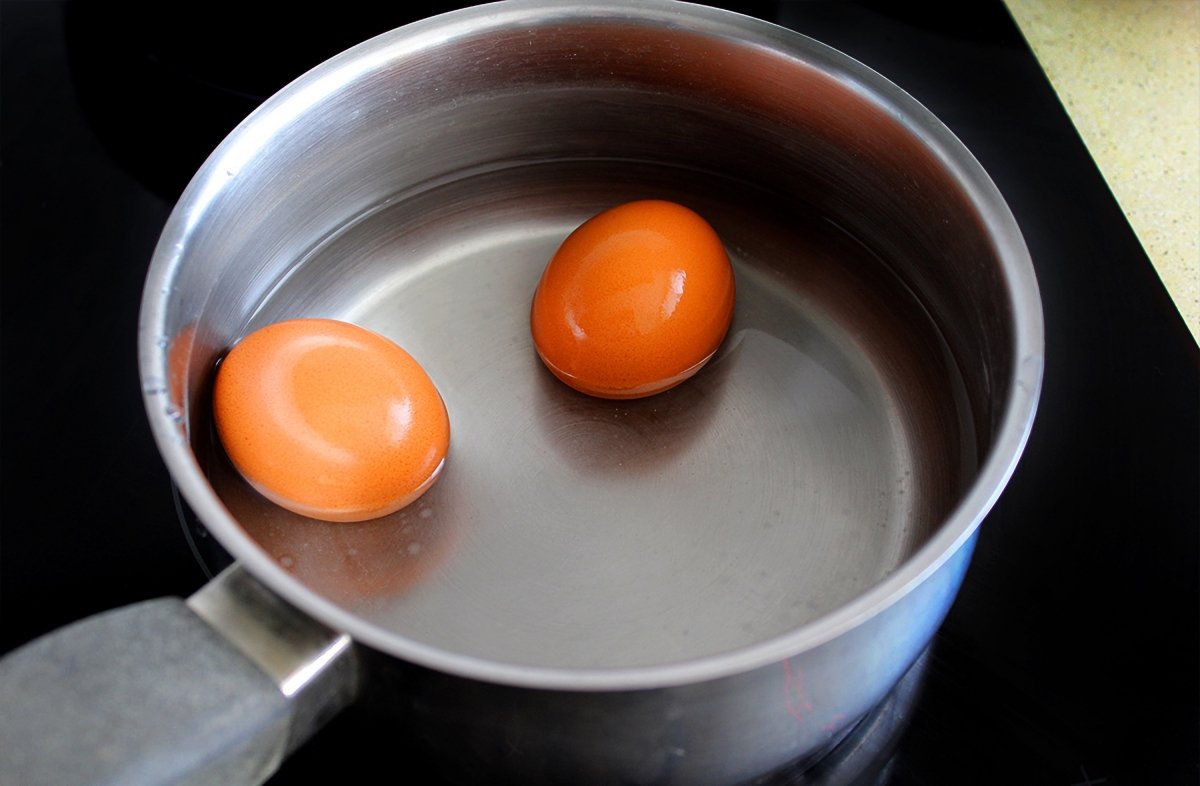 Los huevos del remojón granadino preparándose