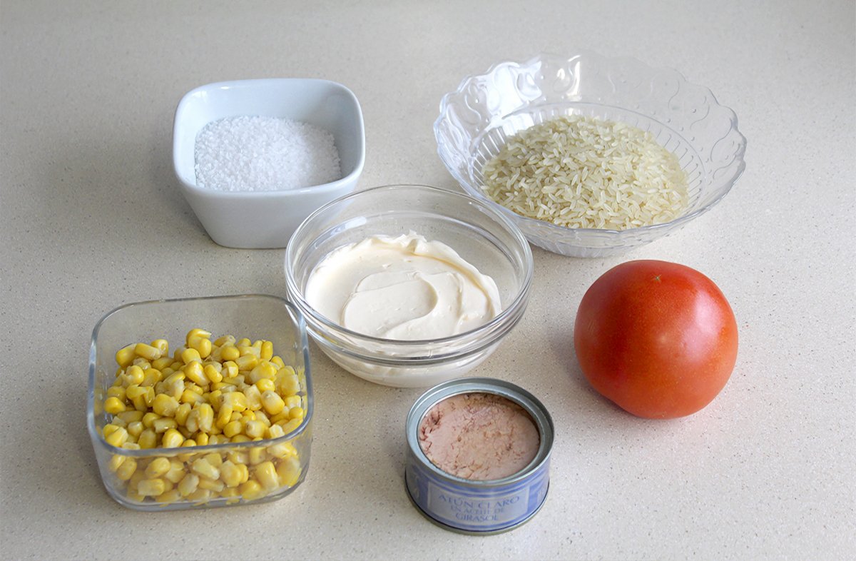 Los ingredientes de la ensalada de arroz con mayonesa