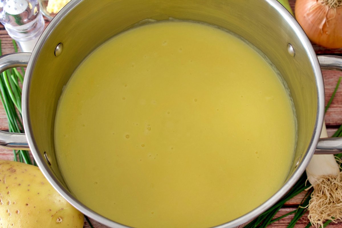 Los ingredientes de la vichyssoise tradicional triturados en la olla