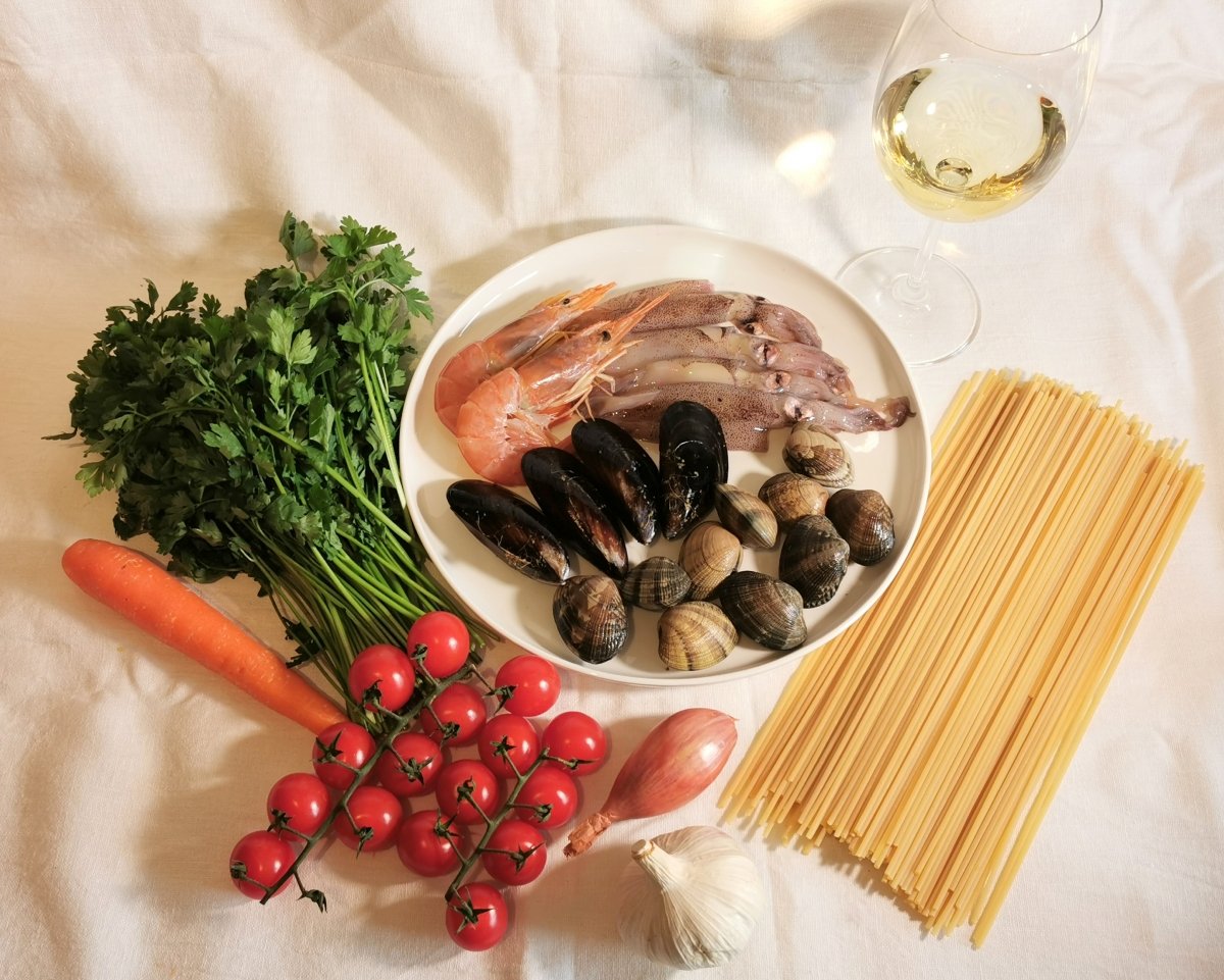 Los ingredientes de los espaguetis a la marinera