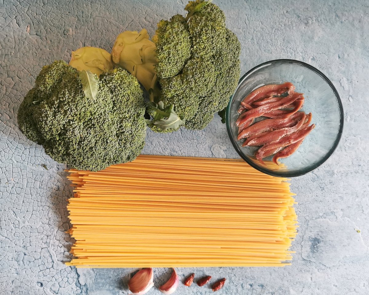Los ingredientes de los Espaguetis con brócoli, anchoas y guindilla